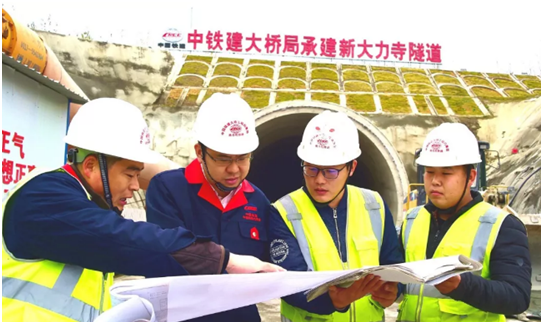 周冠南（左二）在商合杭铁路项目工地检查工作